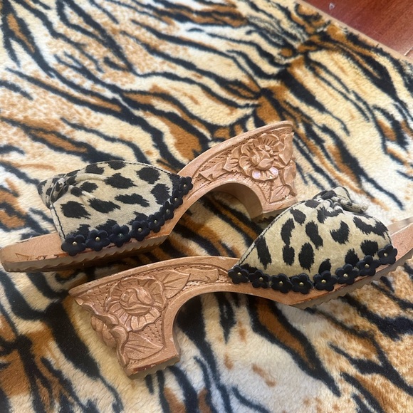 Leopard Print Carved Wooden tiki Wedges - Picture 4 of 15